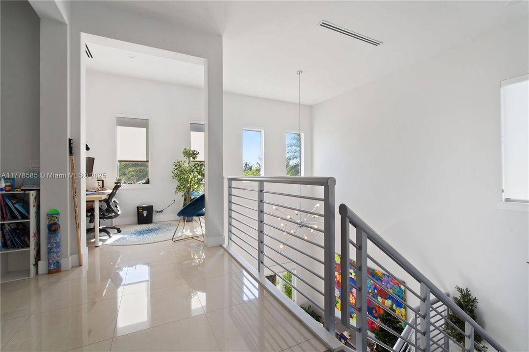 最近售出: $1,795,000 (4 贝兹, 4 浴室, 3216 平方英尺)