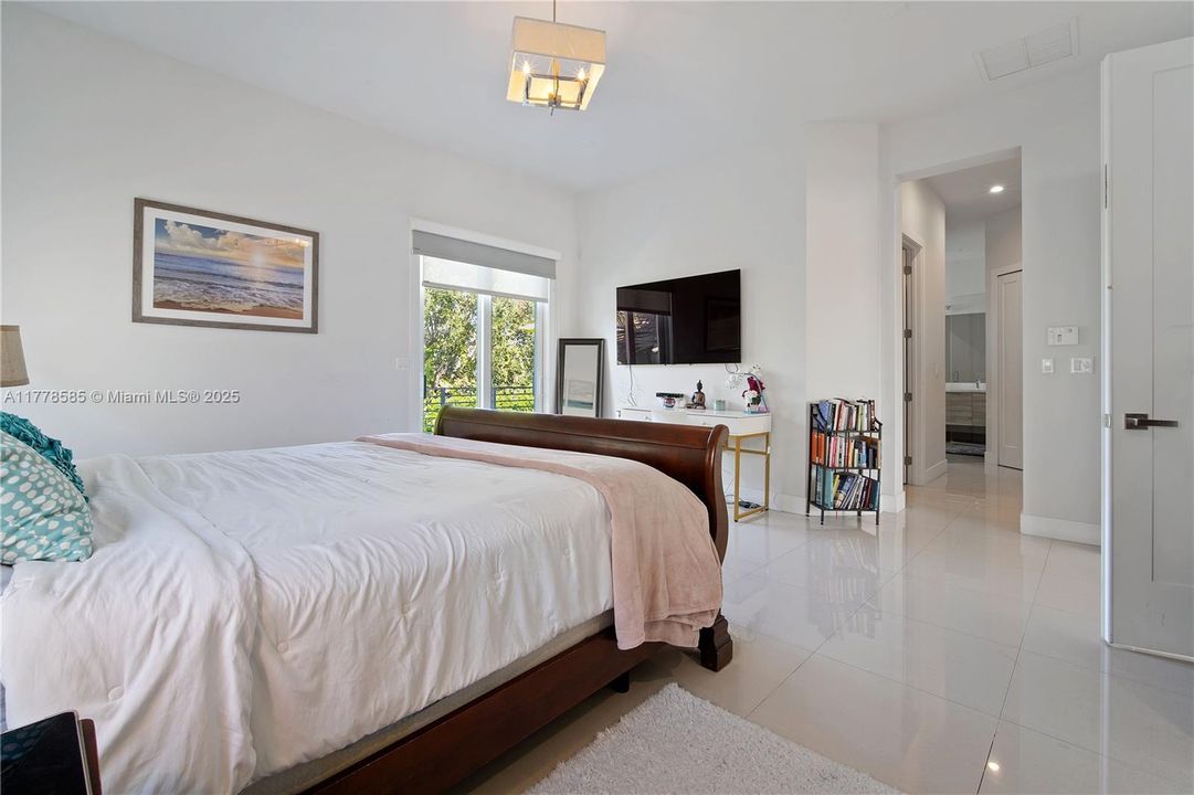 最近售出: $1,795,000 (4 贝兹, 4 浴室, 3216 平方英尺)