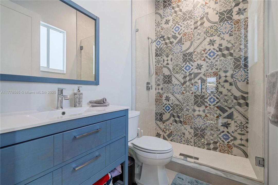 最近售出: $1,795,000 (4 贝兹, 4 浴室, 3216 平方英尺)