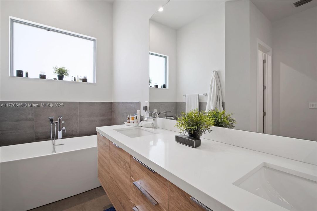 最近售出: $1,795,000 (4 贝兹, 4 浴室, 3216 平方英尺)