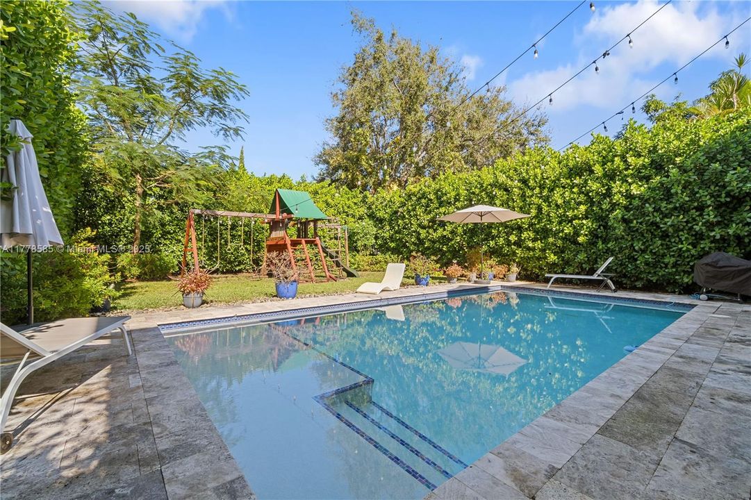 最近售出: $1,795,000 (4 贝兹, 4 浴室, 3216 平方英尺)