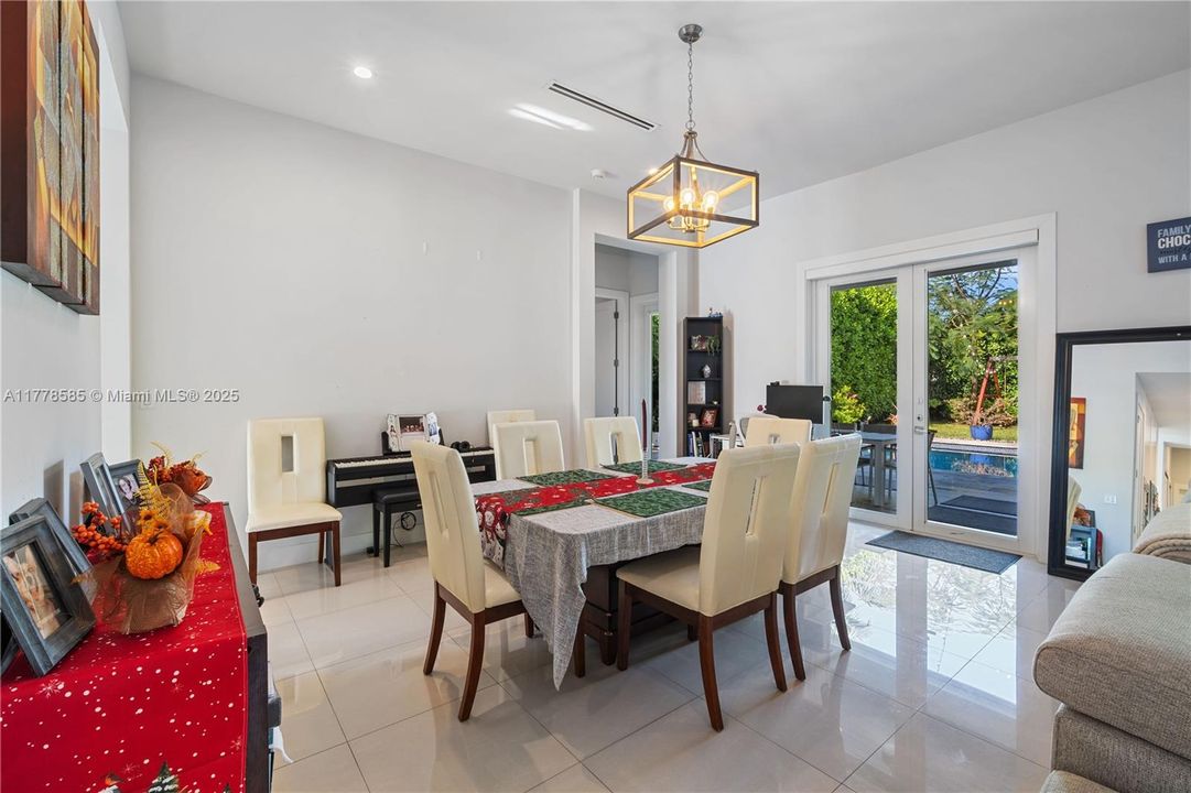 最近售出: $1,795,000 (4 贝兹, 4 浴室, 3216 平方英尺)