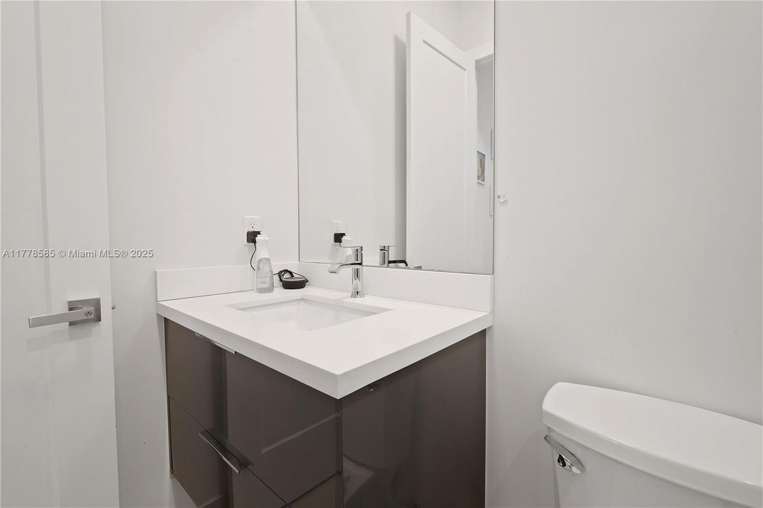 最近售出: $1,795,000 (4 贝兹, 4 浴室, 3216 平方英尺)