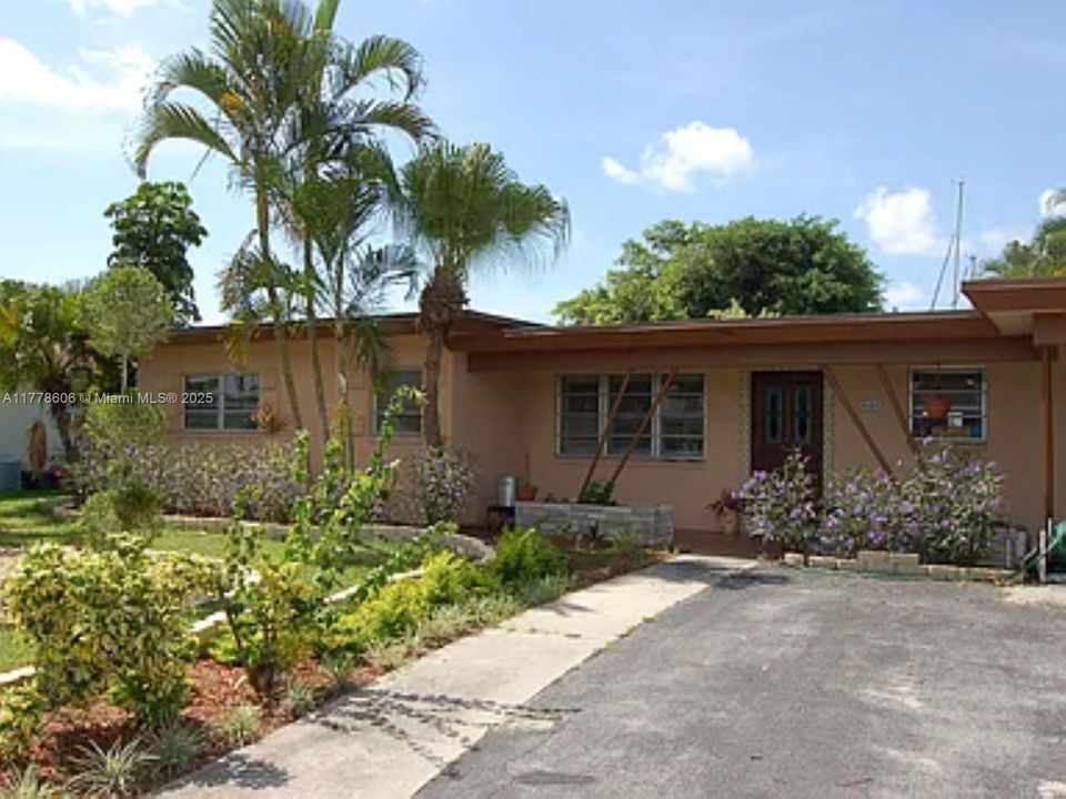 Vendido Recientemente: $875,000 (3 camas, 2 baños, 1875 Pies cuadrados)