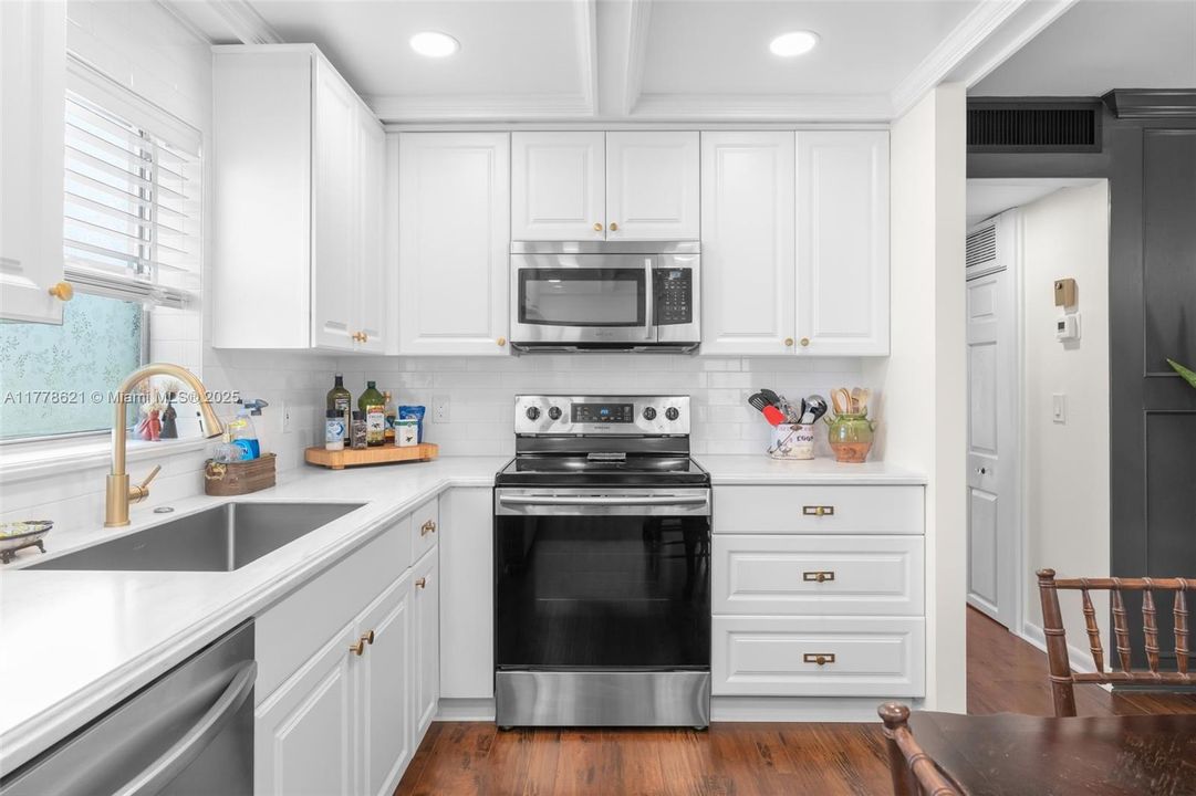 Recently Sold: $179,000 (2 beds, 2 baths, 880 Square Feet)