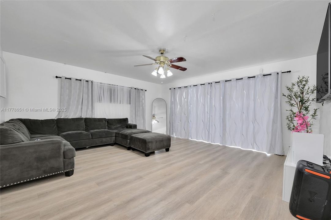 Недавно продано: $520,000 (3 спален, 2 ванн, 1448 Квадратных фут)