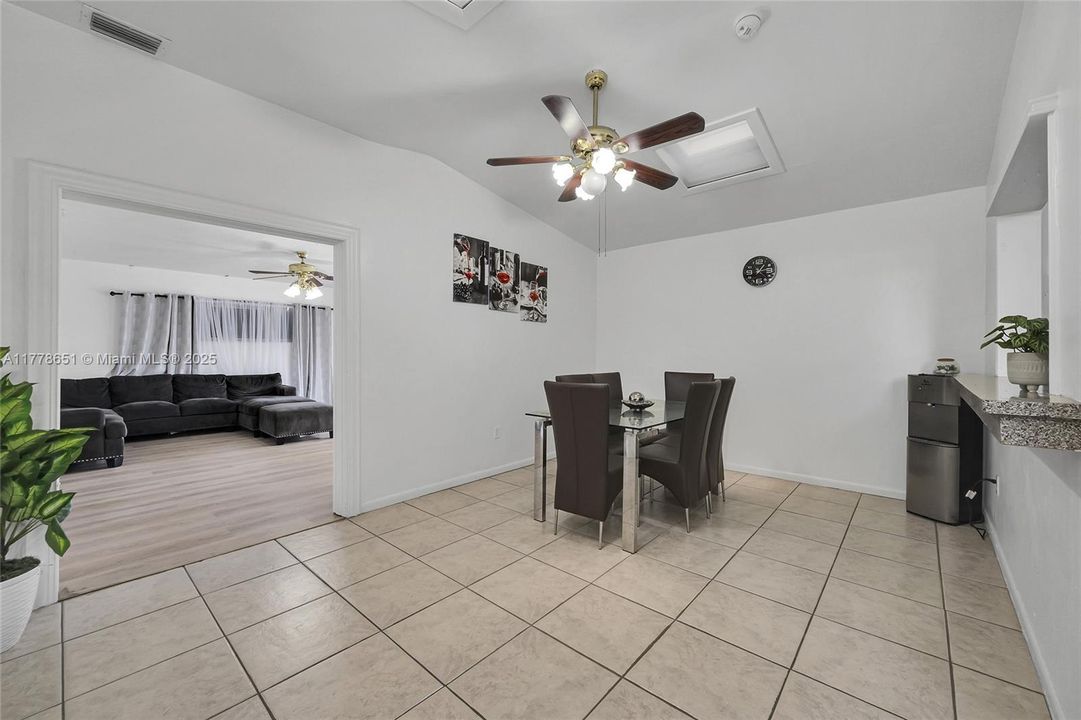 Недавно продано: $520,000 (3 спален, 2 ванн, 1448 Квадратных фут)