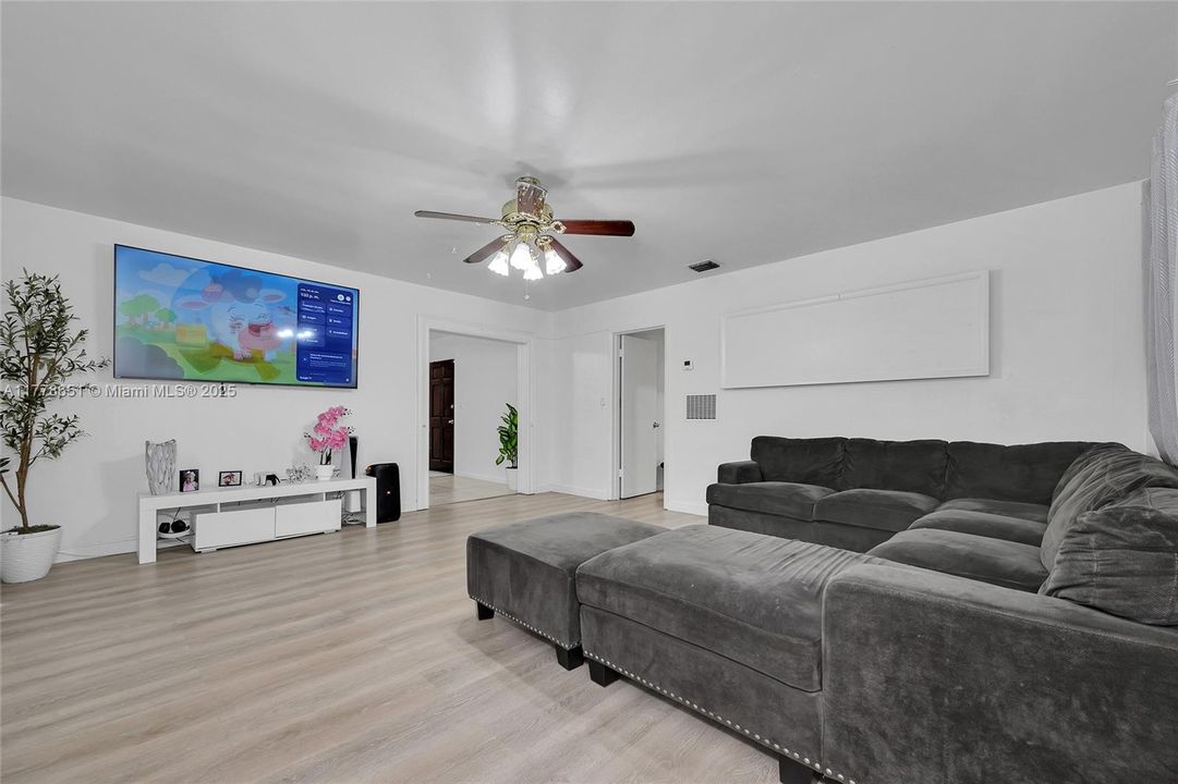 Недавно продано: $520,000 (3 спален, 2 ванн, 1448 Квадратных фут)