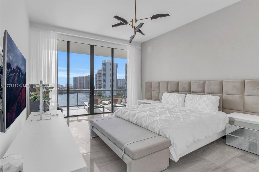 Recently Sold: $1,900,000 (4 beds, 5 baths, 2559 Square Feet)