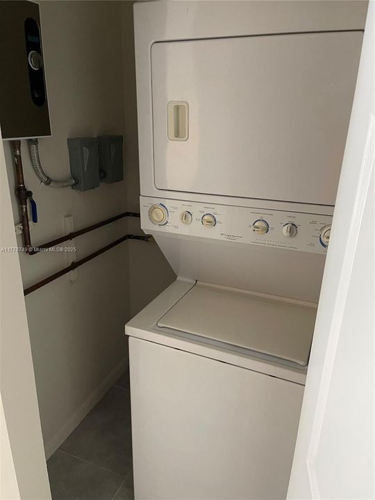 Recently Rented: $2,300 (2 beds, 2 baths, 1500 Square Feet)