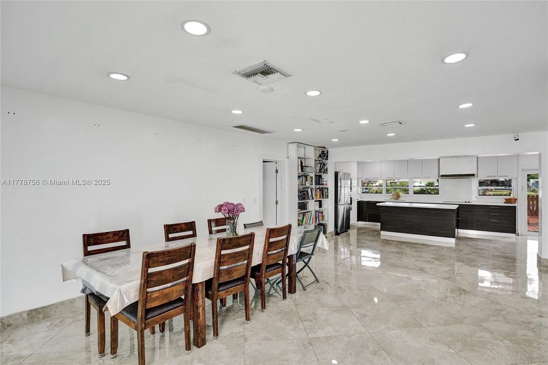 На продажу: $650,000 (5 спален, 3 ванн, 1763 Квадратных фут)