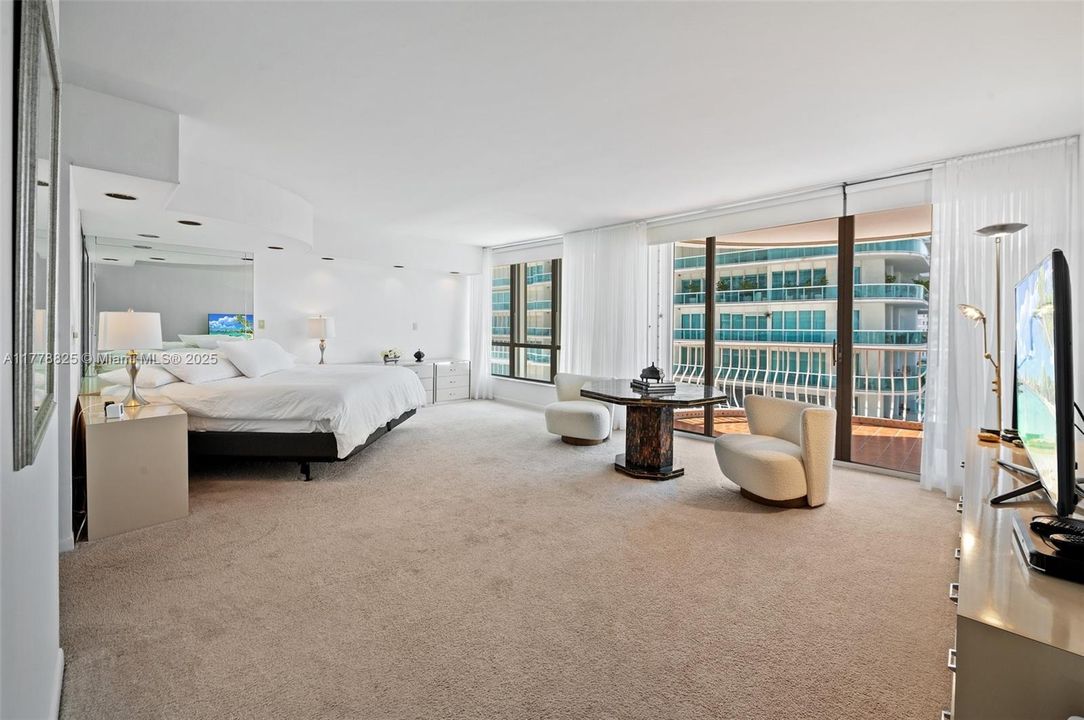 合同活跃: $12,000 (2 贝兹, 3 浴室, 2525 平方英尺)