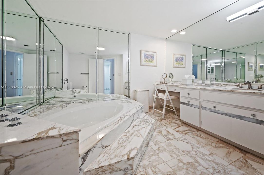 合同活跃: $12,000 (2 贝兹, 3 浴室, 2525 平方英尺)