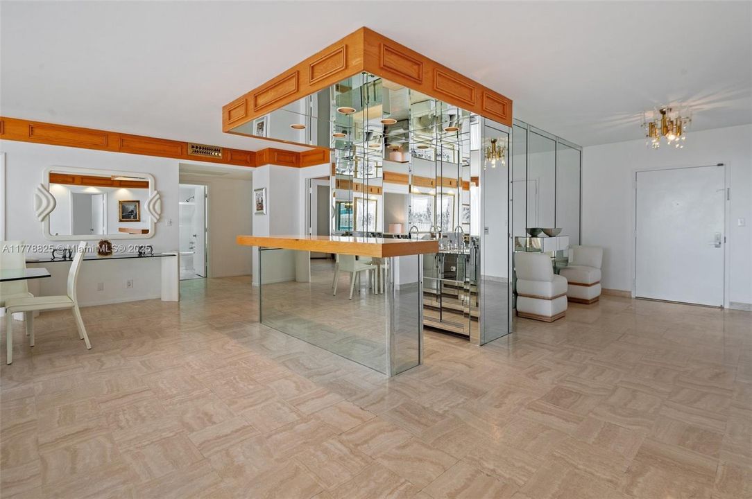 合同活跃: $12,000 (2 贝兹, 3 浴室, 2525 平方英尺)