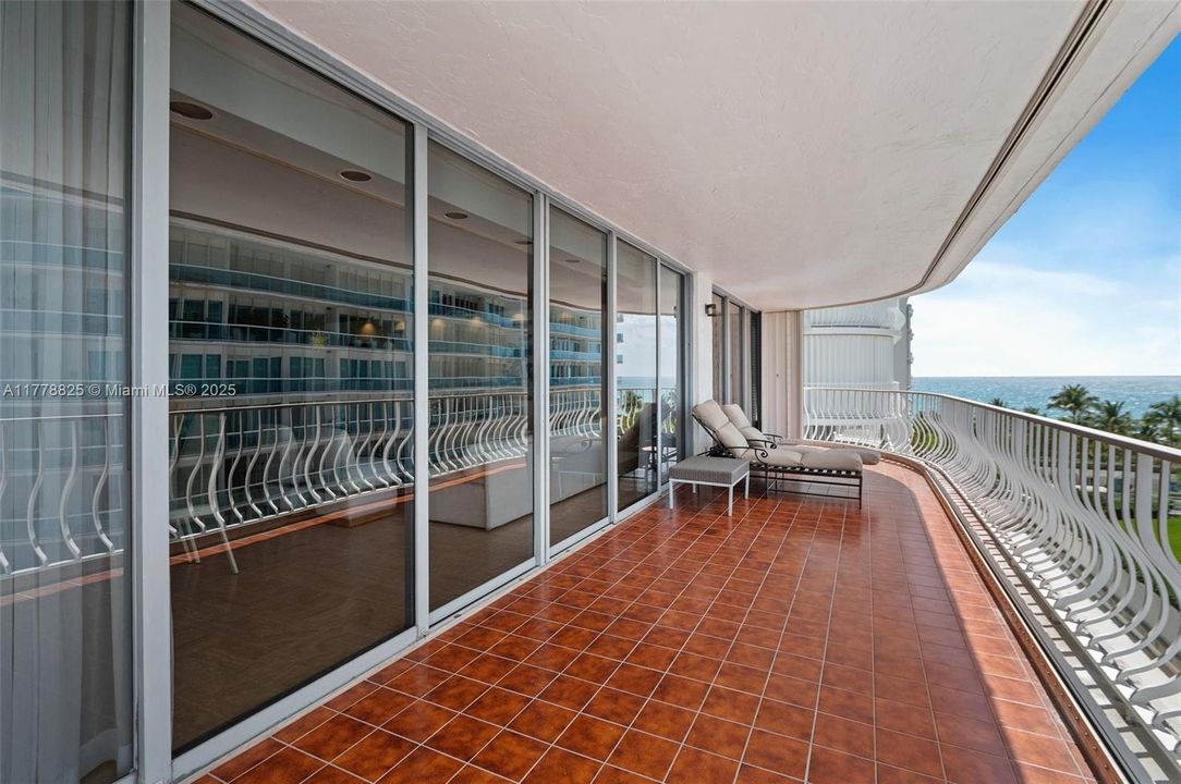 合同活跃: $12,000 (2 贝兹, 3 浴室, 2525 平方英尺)