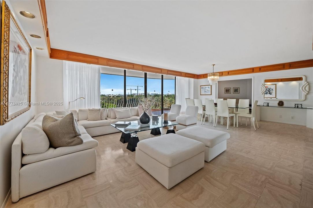 合同活跃: $12,000 (2 贝兹, 3 浴室, 2525 平方英尺)