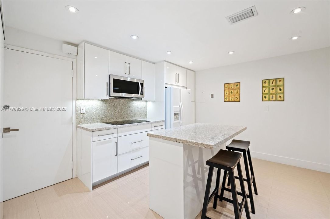 合同活跃: $12,000 (2 贝兹, 3 浴室, 2525 平方英尺)