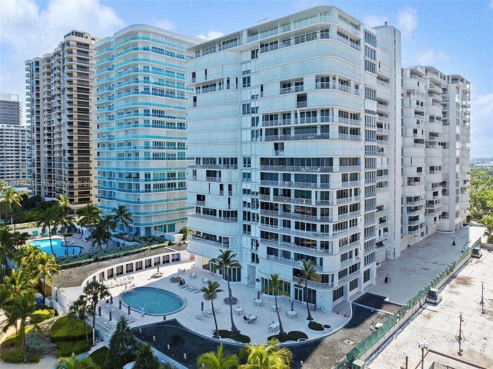 合同活跃: $12,000 (2 贝兹, 3 浴室, 2525 平方英尺)