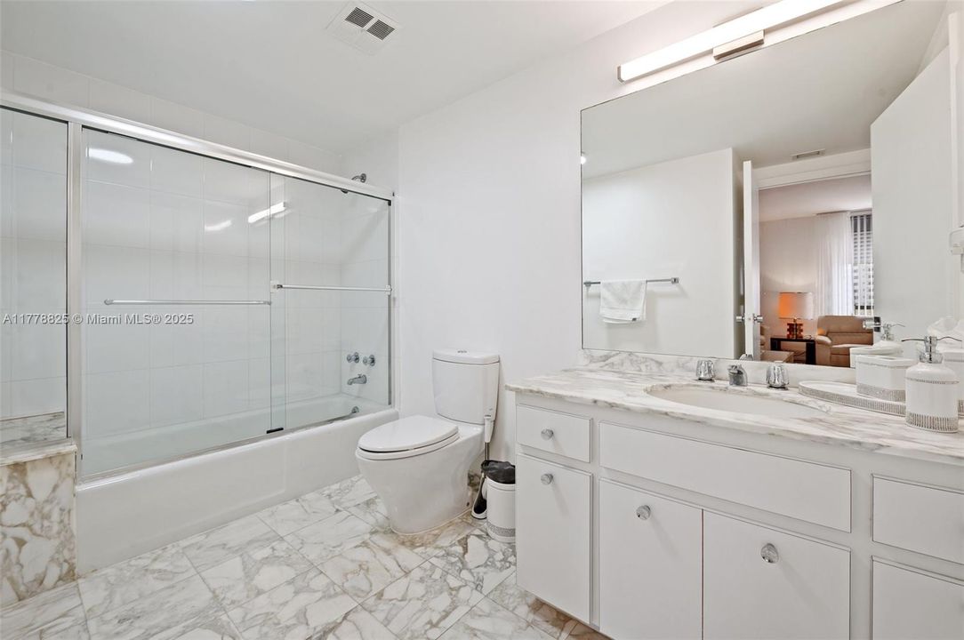 合同活跃: $12,000 (2 贝兹, 3 浴室, 2525 平方英尺)