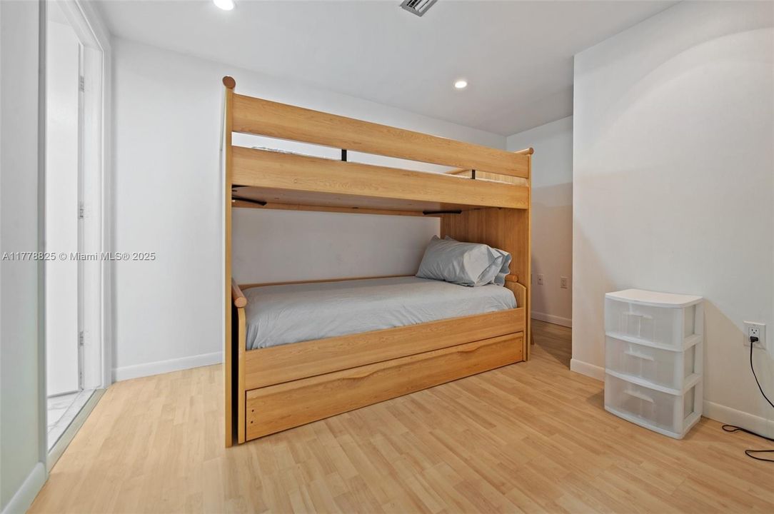 合同活跃: $12,000 (2 贝兹, 3 浴室, 2525 平方英尺)