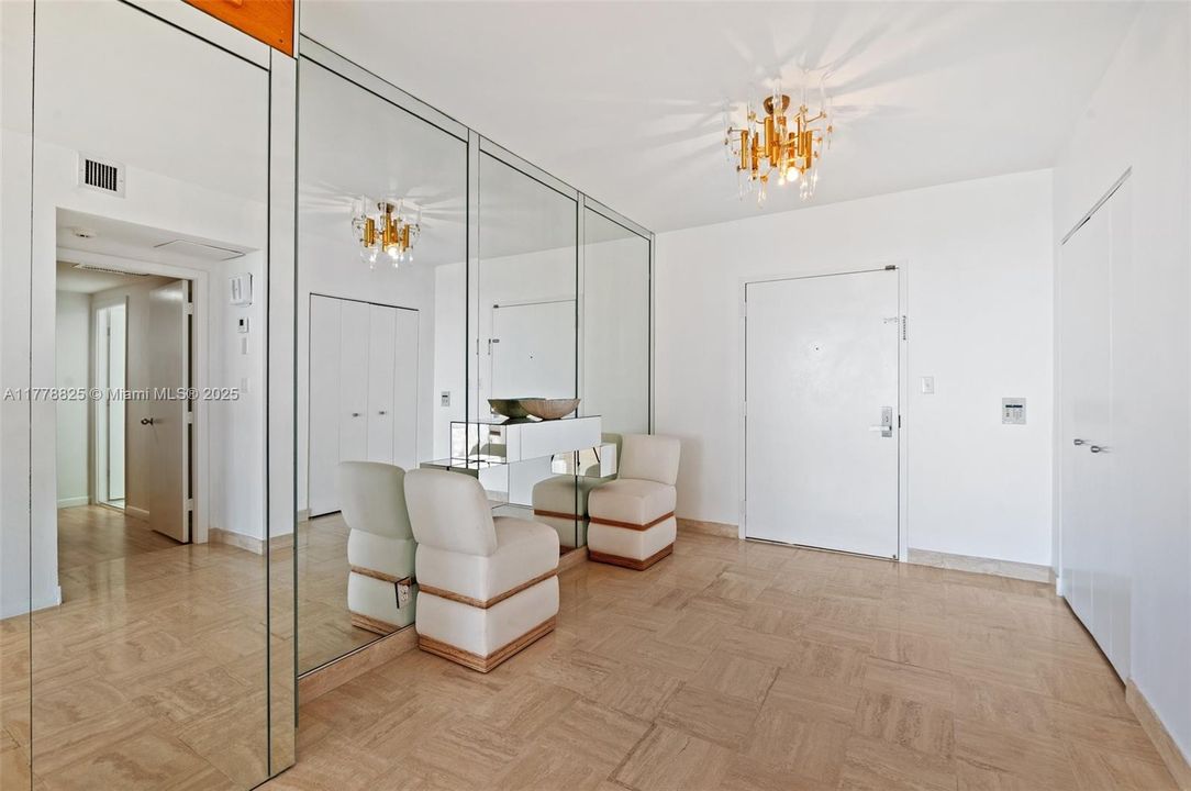 合同活跃: $12,000 (2 贝兹, 3 浴室, 2525 平方英尺)