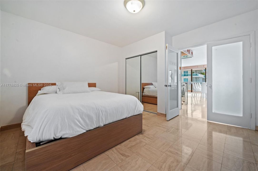 合同活跃: $12,000 (2 贝兹, 3 浴室, 2525 平方英尺)