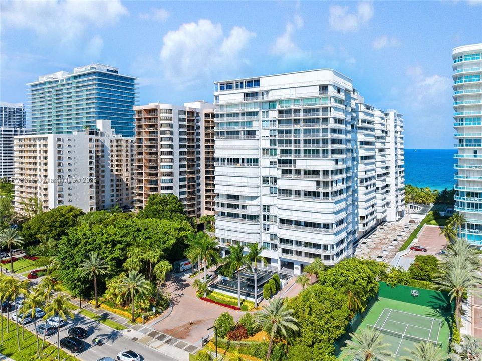 合同活跃: $12,000 (2 贝兹, 3 浴室, 2525 平方英尺)