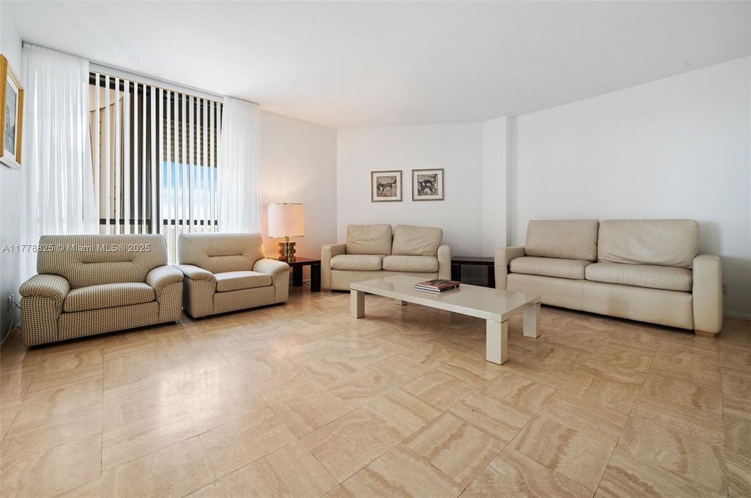 合同活跃: $12,000 (2 贝兹, 3 浴室, 2525 平方英尺)