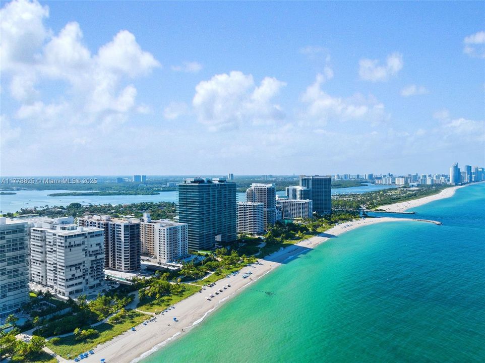 合同活跃: $12,000 (2 贝兹, 3 浴室, 2525 平方英尺)