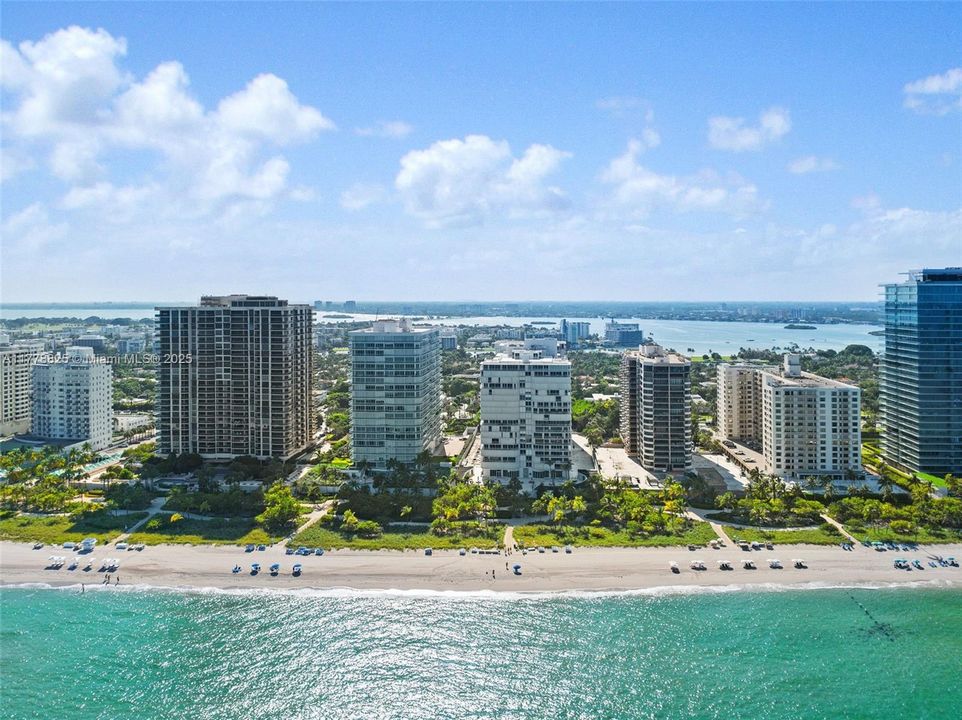 合同活跃: $12,000 (2 贝兹, 3 浴室, 2525 平方英尺)