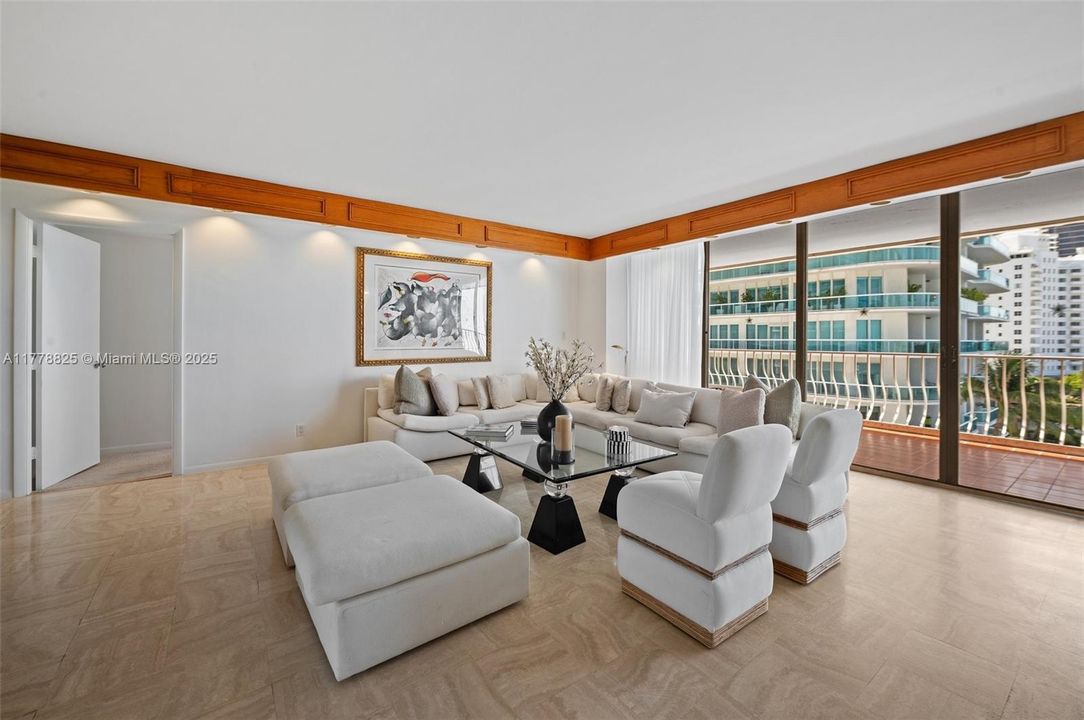 合同活跃: $12,000 (2 贝兹, 3 浴室, 2525 平方英尺)