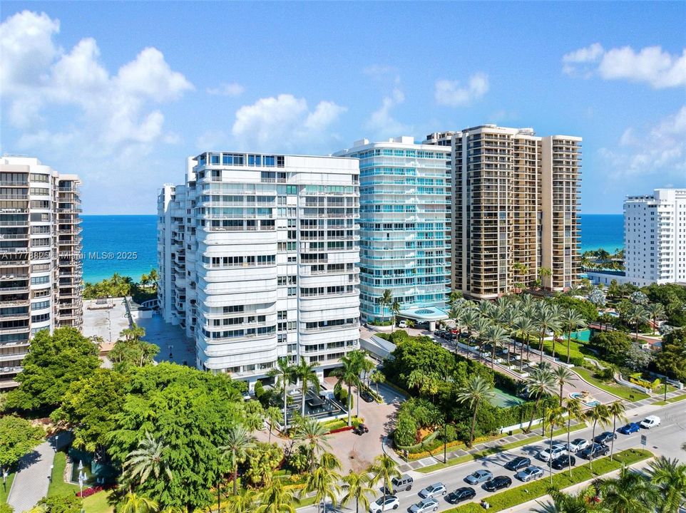 合同活跃: $12,000 (2 贝兹, 3 浴室, 2525 平方英尺)