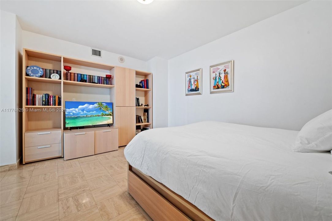 合同活跃: $12,000 (2 贝兹, 3 浴室, 2525 平方英尺)