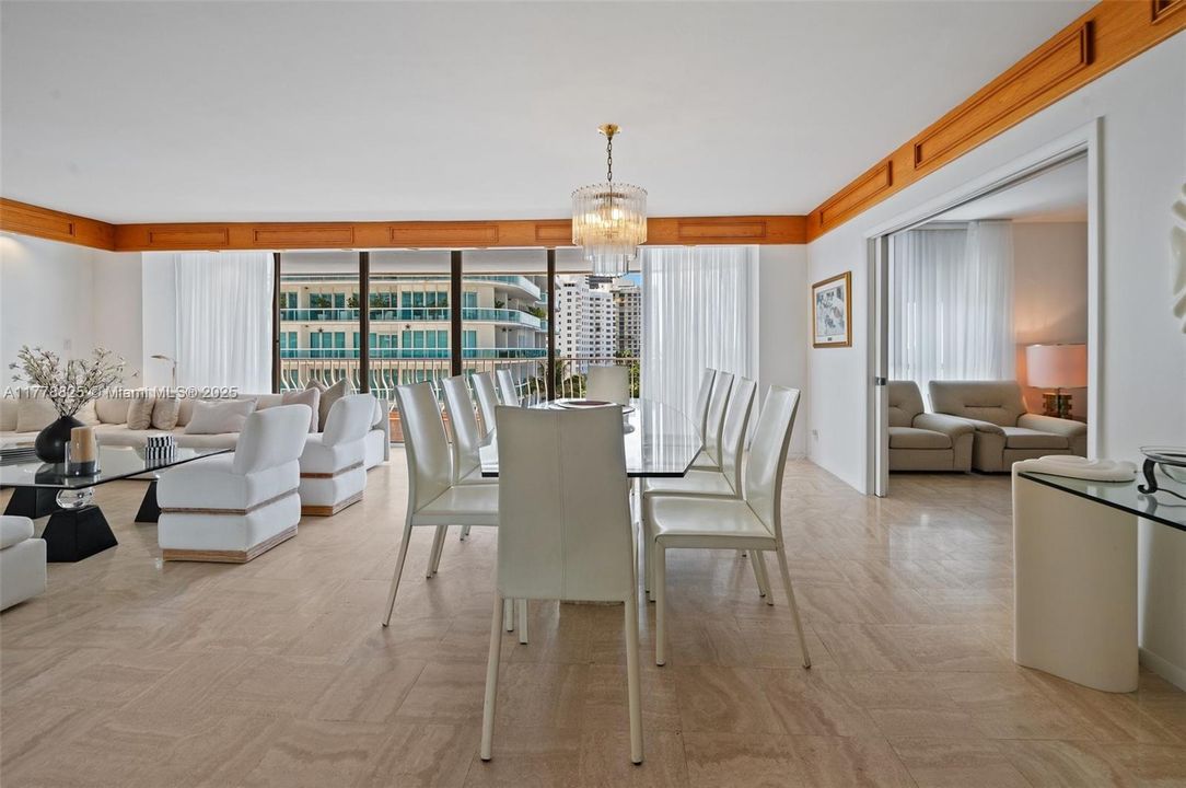 合同活跃: $12,000 (2 贝兹, 3 浴室, 2525 平方英尺)