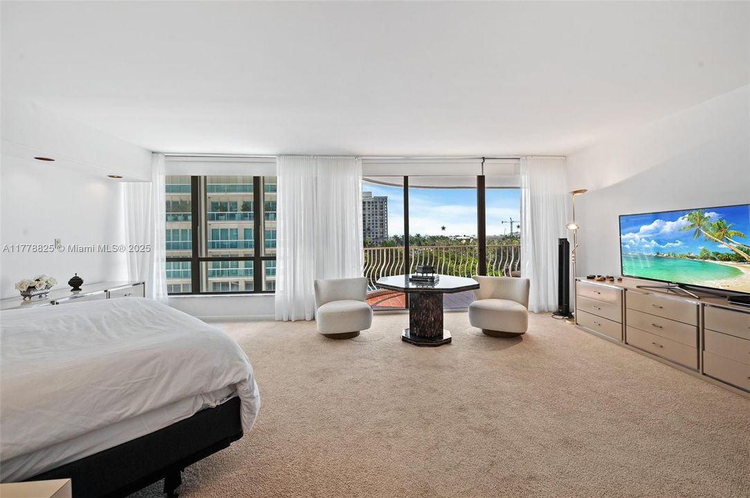 合同活跃: $12,000 (2 贝兹, 3 浴室, 2525 平方英尺)