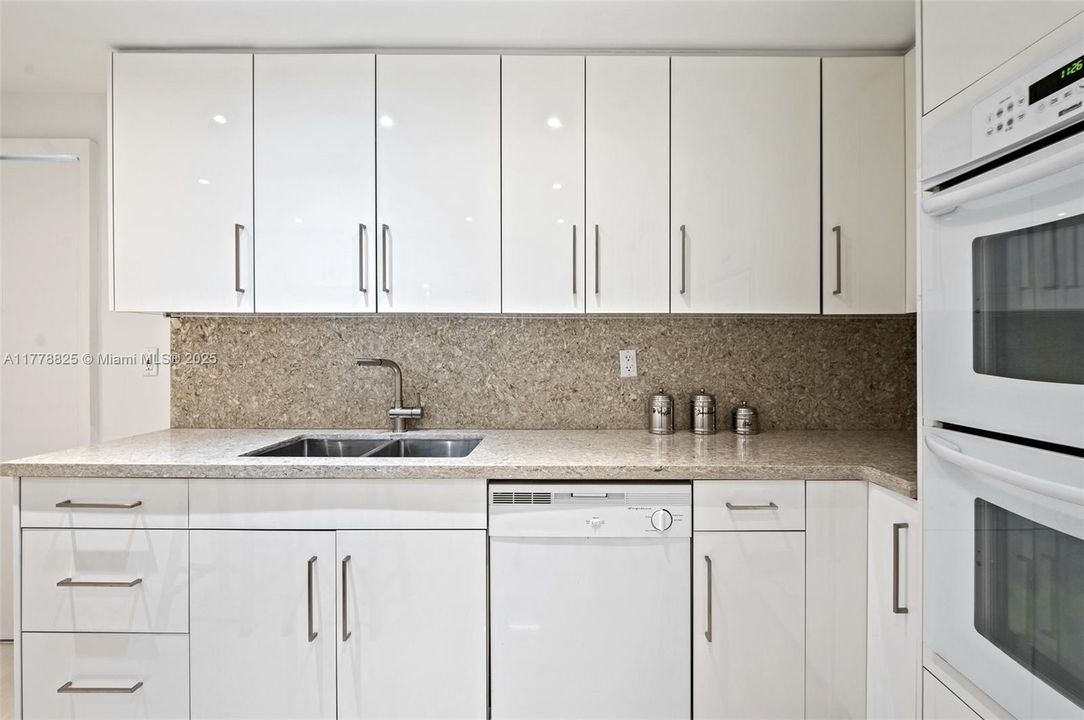 合同活跃: $12,000 (2 贝兹, 3 浴室, 2525 平方英尺)