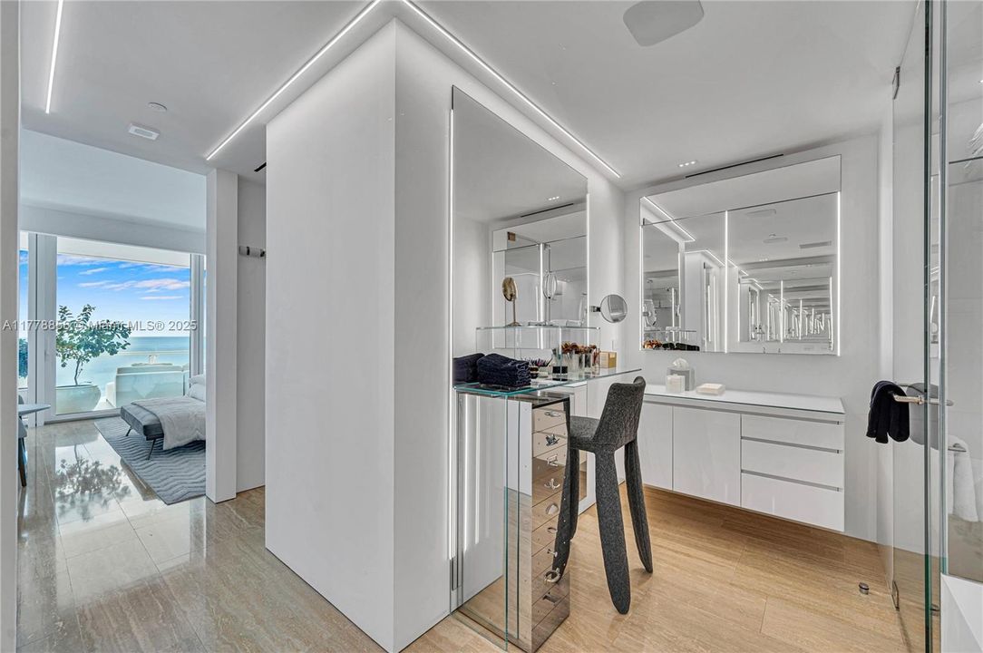 Recently Sold: $23,000,000 (4 beds, 5 baths, 3844 Square Feet)