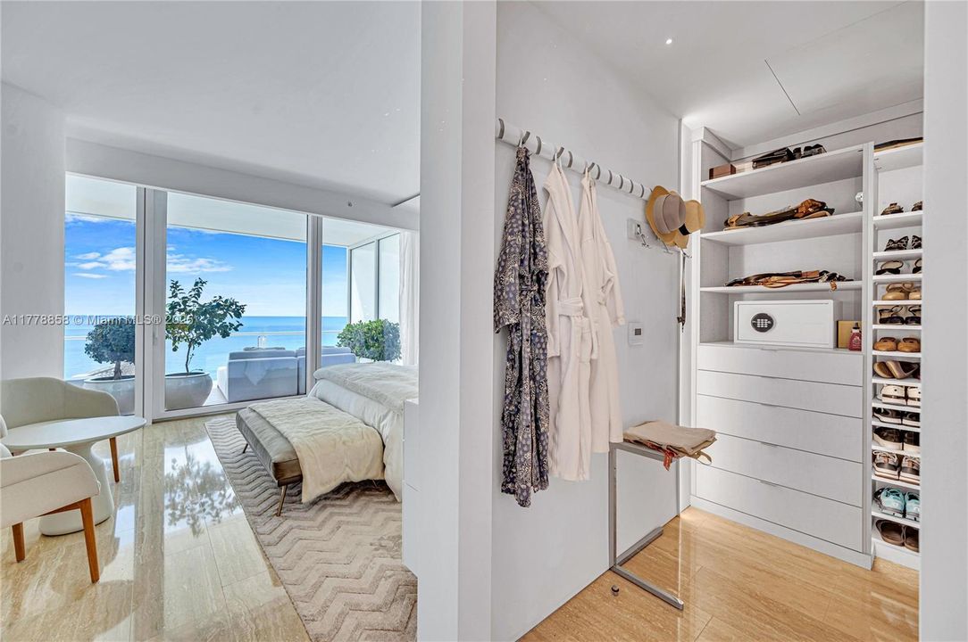 Recently Sold: $23,000,000 (4 beds, 5 baths, 3844 Square Feet)