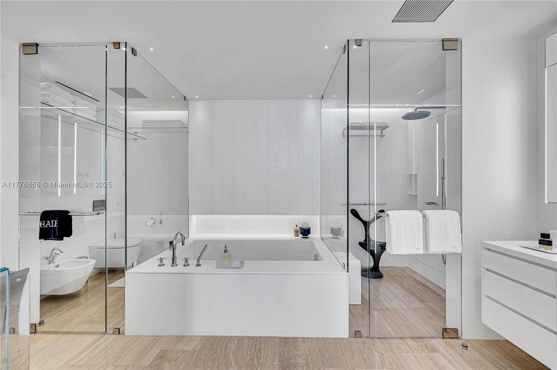 Recently Sold: $23,000,000 (4 beds, 5 baths, 3844 Square Feet)