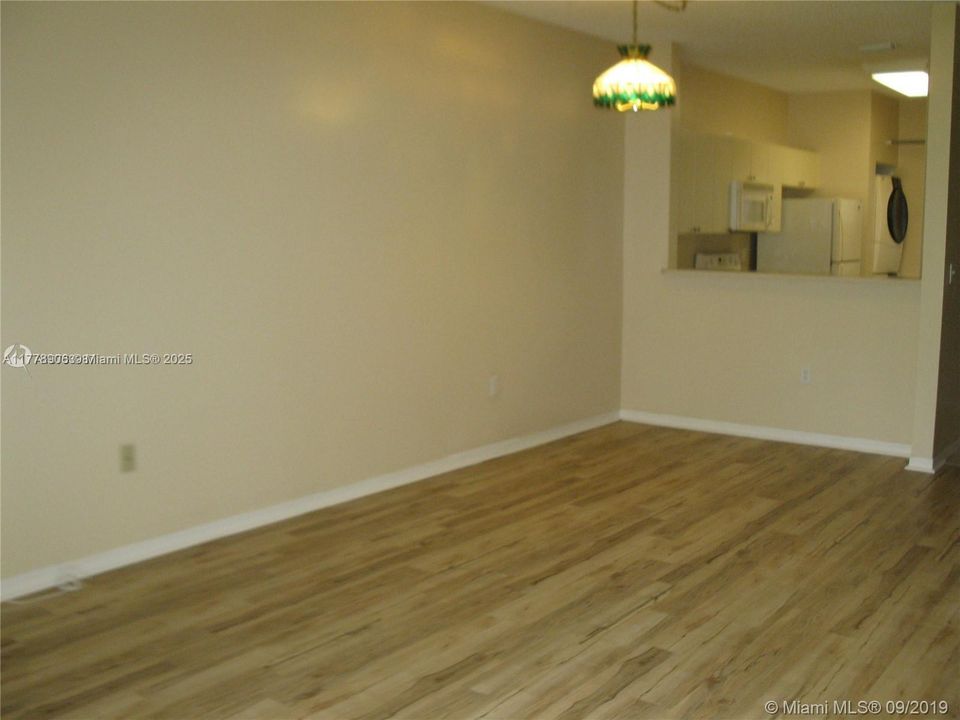 For Sale: $270,000 (2 beds, 2 baths, 1065 Square Feet)