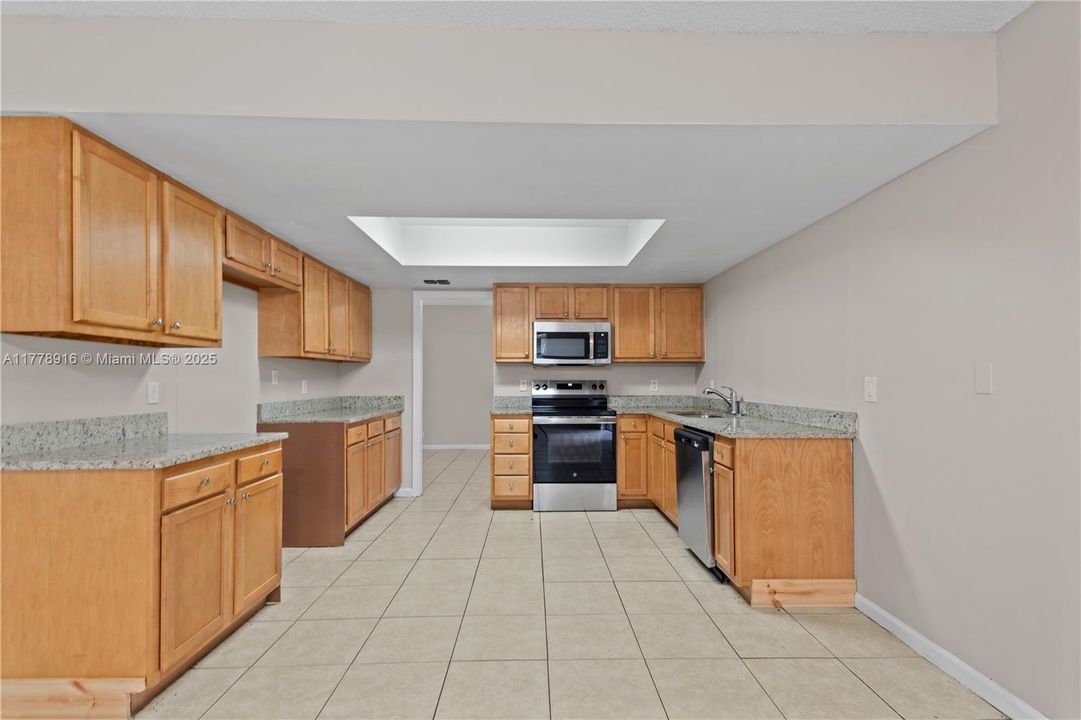 Vendido Recientemente: $539,900 (5 camas, 2 baños, 1899 Pies cuadrados)