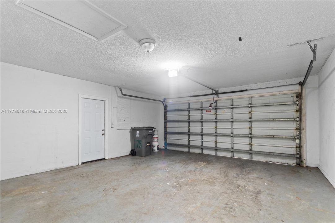 Vendido Recientemente: $539,900 (5 camas, 2 baños, 1899 Pies cuadrados)