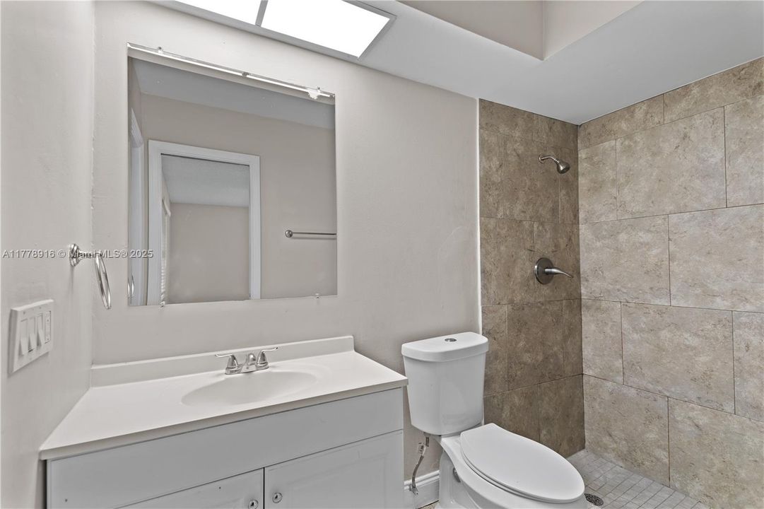 Vendido Recientemente: $539,900 (5 camas, 2 baños, 1899 Pies cuadrados)