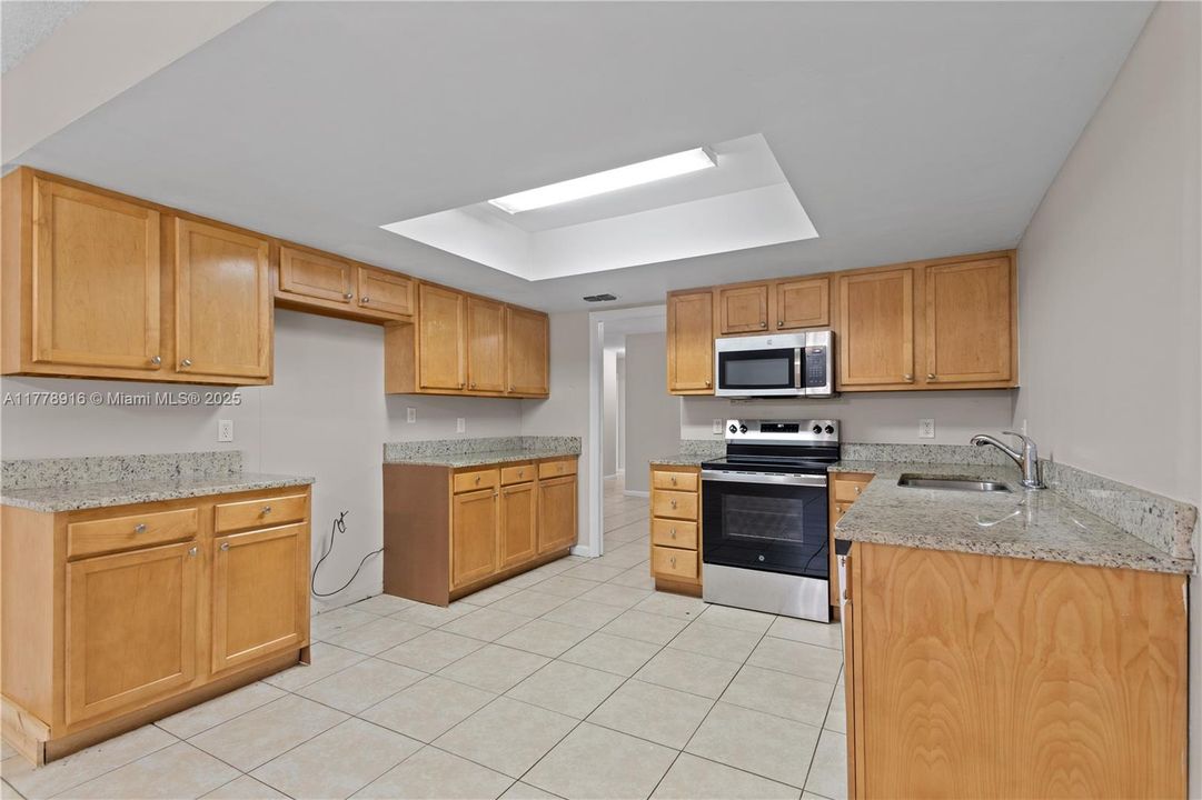 Vendido Recientemente: $539,900 (5 camas, 2 baños, 1899 Pies cuadrados)