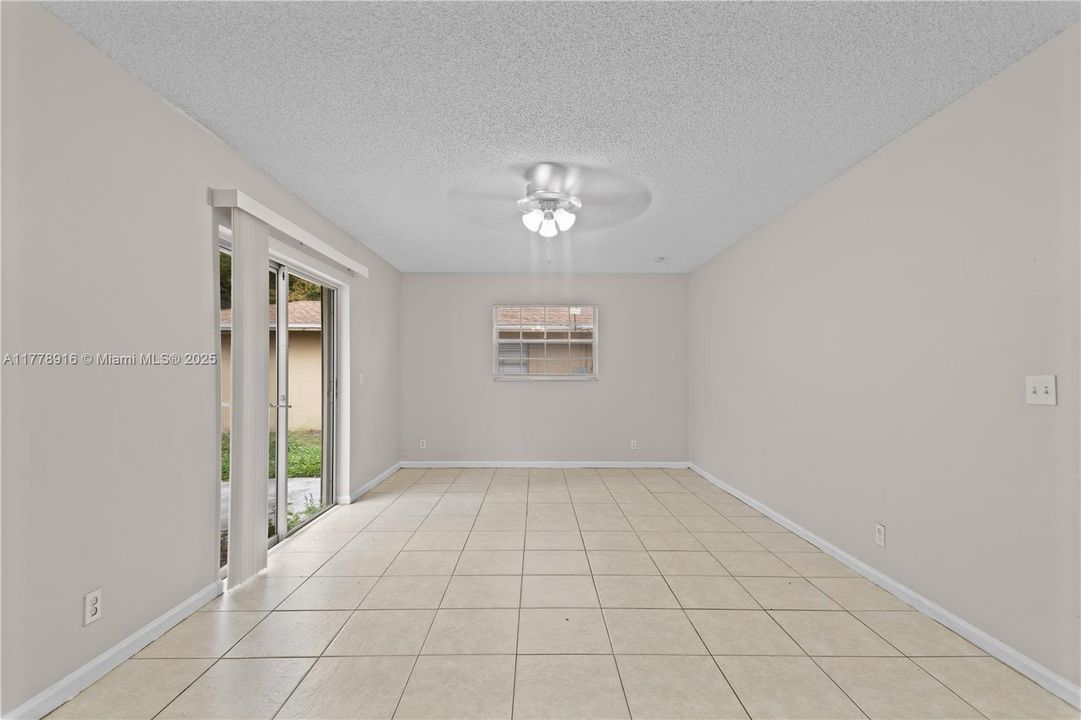 Vendido Recientemente: $539,900 (5 camas, 2 baños, 1899 Pies cuadrados)