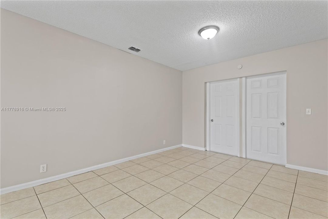 Vendido Recientemente: $539,900 (5 camas, 2 baños, 1899 Pies cuadrados)