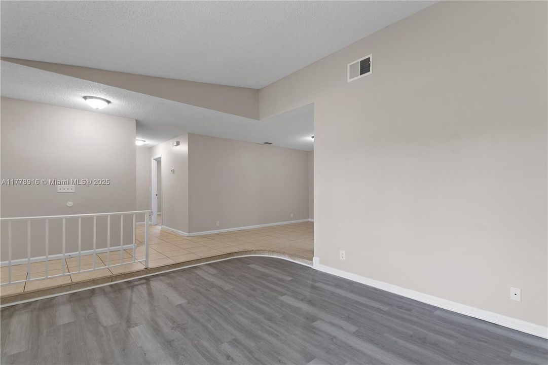 Vendido Recientemente: $539,900 (5 camas, 2 baños, 1899 Pies cuadrados)