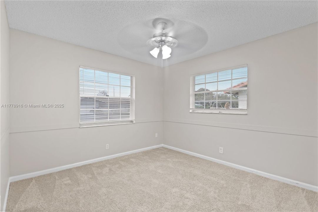 Vendido Recientemente: $539,900 (5 camas, 2 baños, 1899 Pies cuadrados)