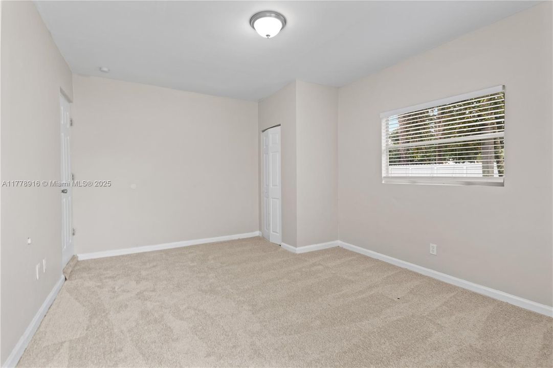 Vendido Recientemente: $539,900 (5 camas, 2 baños, 1899 Pies cuadrados)