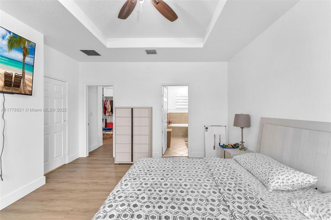 Recently Sold: $620,000 (5 beds, 3 baths, 2514 Square Feet)